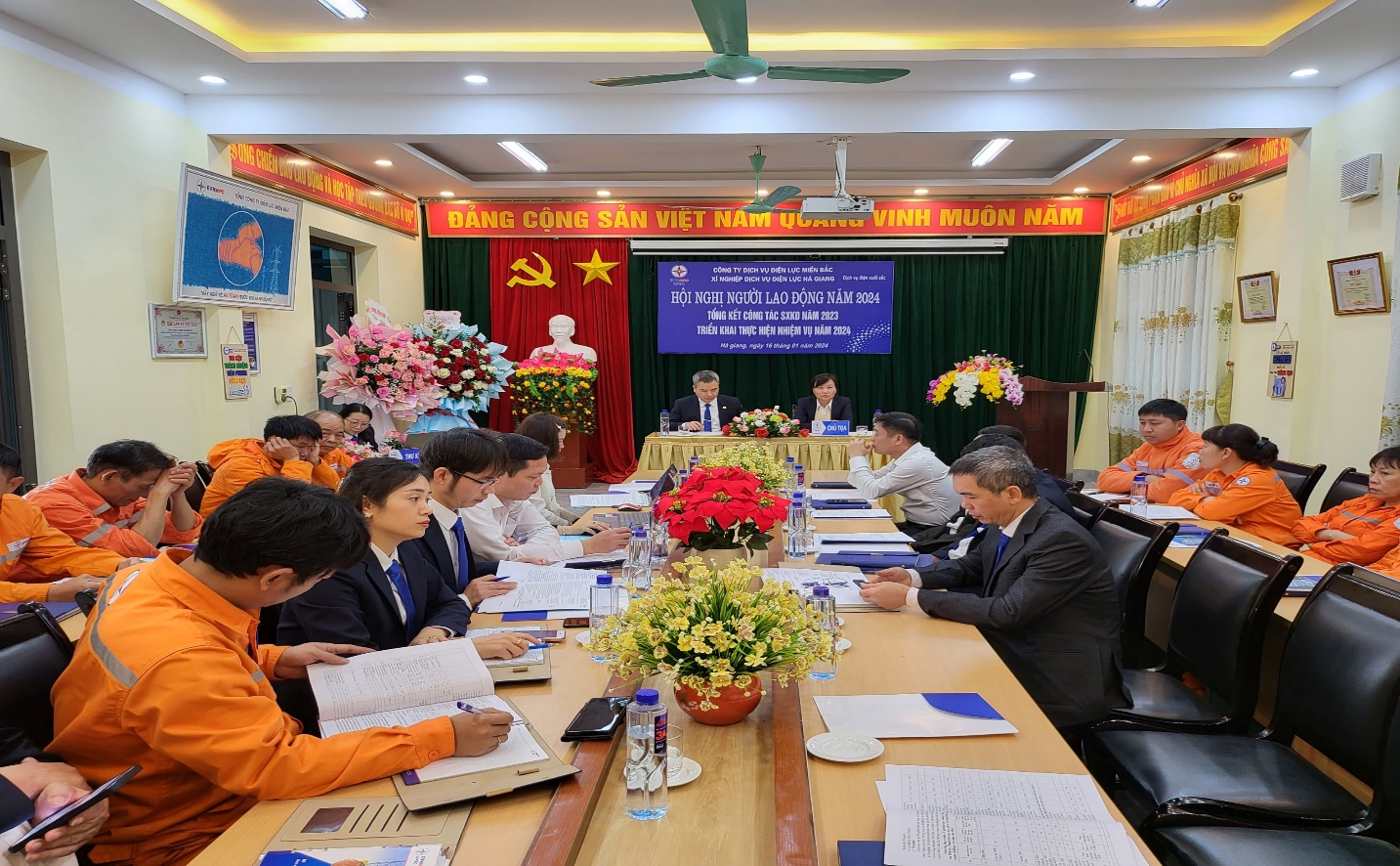 Xí nghiệp Dịch vụ Điện lực Hà Giang tổ chức Hội nghị người lao động năm 2024 và Hội nghị Tổng kết công tác SXKD năm 2023, triển khai nhiệm vụ năm 2024